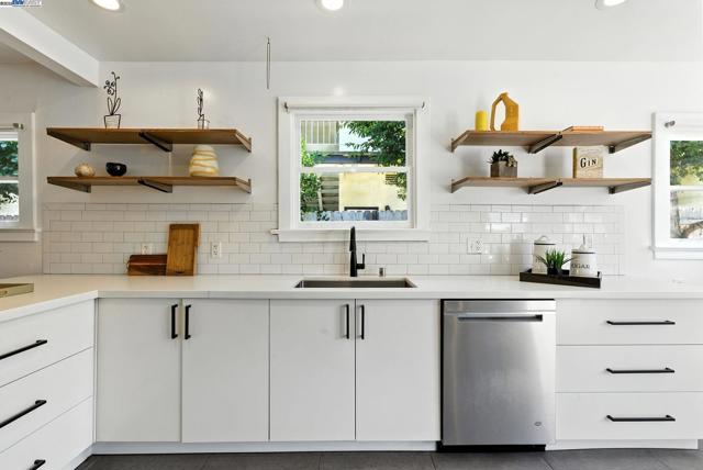 3936 Midvale Ave, Oakland CA: https://media.crmls.org/mediaz/e9866200-1dd6-4347-b204-5f0b1c8728d1.jpg