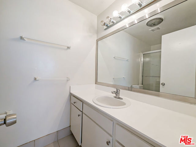 440 Raymond Avenue, Santa Monica CA: https://media.crmls.org/mediaz/e9877221-e54d-42a3-961d-6b55fb4372b6.jpg