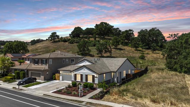9283 Rancho Hills Drive, Gilroy CA: https://media.crmls.org/mediaz/e987ec43-653d-494f-ade9-801becb5714f.jpg