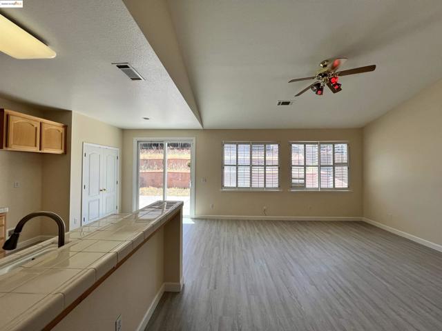 1371 Brooktrail Dr, Pittsburg CA: https://media.crmls.org/mediaz/e989dbd2-aad4-481a-9ff5-ac0205d0df40.jpg