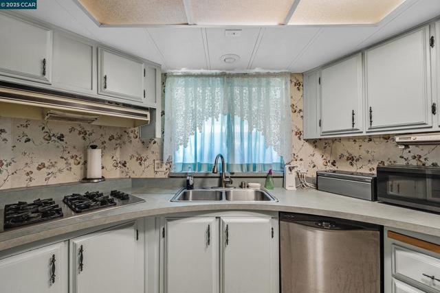 1474 Wakefield Dr, Hayward CA: https://media.crmls.org/mediaz/e98a5d71-bbb5-4747-9803-a4d496b5c81e.jpg