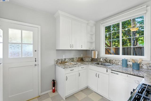 1247 Sherman, Alameda CA: https://media.crmls.org/mediaz/e98bbd65-ce42-4833-94ae-e79a52d74caa.jpg
