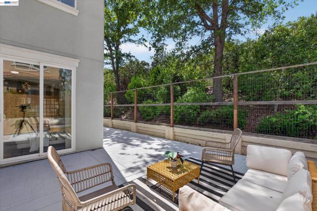 5880 Hillbrook Pl, Dublin CA: https://media.crmls.org/mediaz/e98c13ba-adbf-4069-950a-17da0b8773ae.jpg