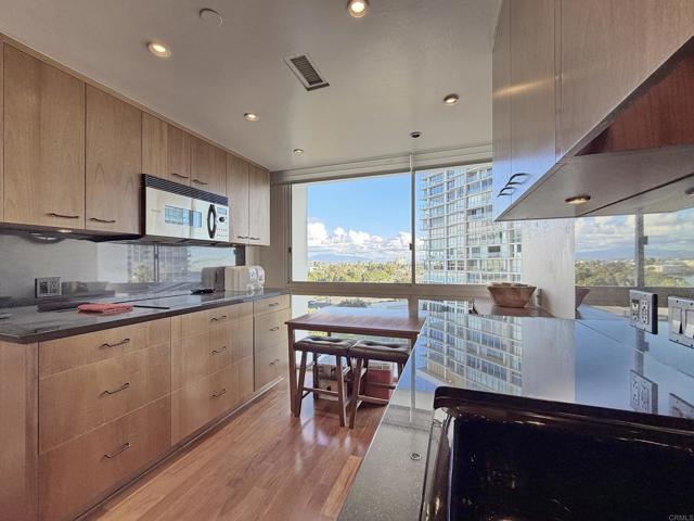 Detail Gallery Image 10 of 35 For 1810 Avenida Del Mundo #503,  Coronado,  CA 92118 - 3 Beds | 3 Baths