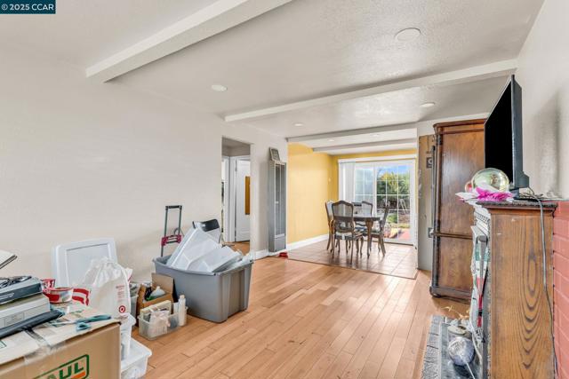 612 Thomas Dr, Richmond CA: https://media.crmls.org/mediaz/e98e7c71-bc33-4e6c-9260-267e3d4224a2.jpg
