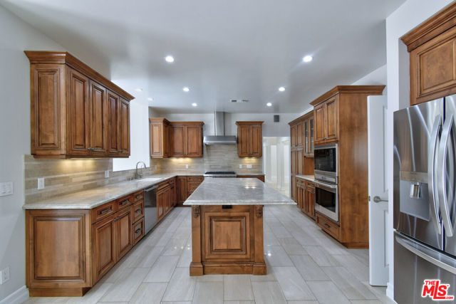 23637 Park Belmonte, Calabasas CA: https://media.crmls.org/mediaz/e98f40aa-fb78-4ed6-bc4c-3c132f58a452.jpg