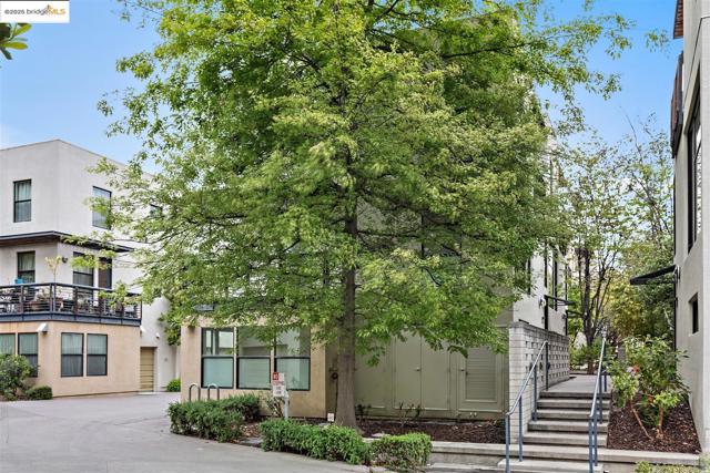 121 City Limits Cir, Emeryville CA: https://media.crmls.org/mediaz/e990fbd3-4516-482b-a868-34d7a1c6604f.jpg