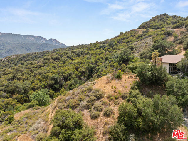 24677 Dry Canyon Cold Creek Road, Calabasas CA: https://media.crmls.org/mediaz/e991343a-8986-4c9a-9f12-55eb0d53b126.jpg