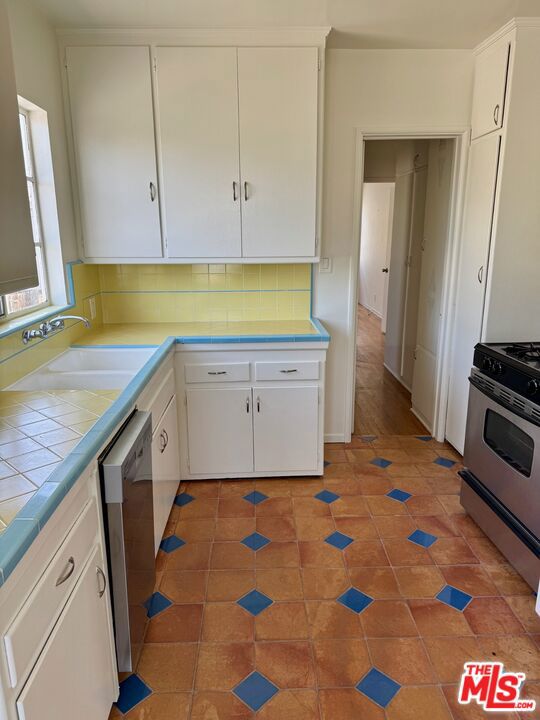 2639 21st Street, Santa Monica CA: https://media.crmls.org/mediaz/e9914826-8593-4494-86d2-908d4fdd51fb.jpg