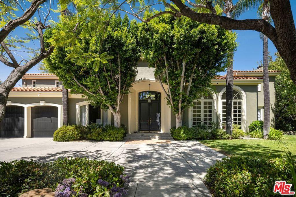 5425 Encino Avenue — Traditional