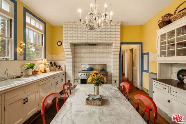 1130 Westchester Place, Los Angeles CA: https://media.crmls.org/mediaz/e993809f-78c8-4b67-a3af-3d80dac78435.jpg