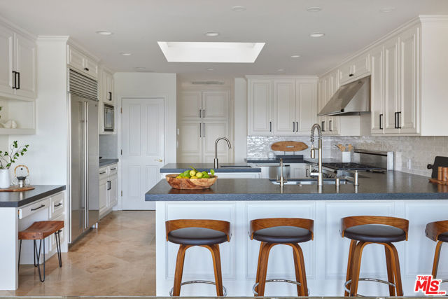 1115 Palos Verdes Drive West Drive, Palos Verdes Estates CA: https://media.crmls.org/mediaz/e993c8a0-be54-4791-954d-753b533a120c.jpg