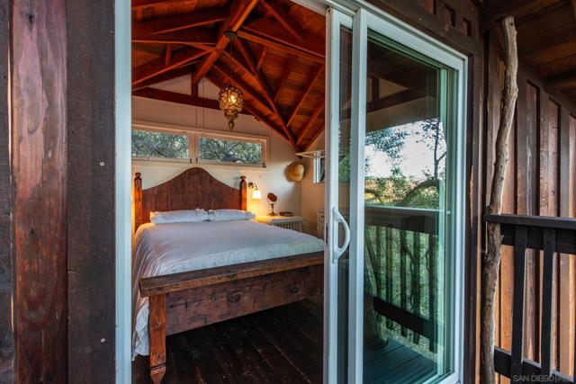 23898 Crown Hill Ln, Escondido CA: https://media.crmls.org/mediaz/e994087c-3a50-495c-896e-539e56b9c601.jpg