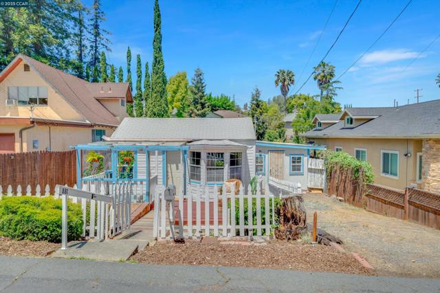881 Merle Ave, Martinez CA: https://media.crmls.org/mediaz/e9955d18-d5bf-483f-aa9d-d4eedea832e2.jpg