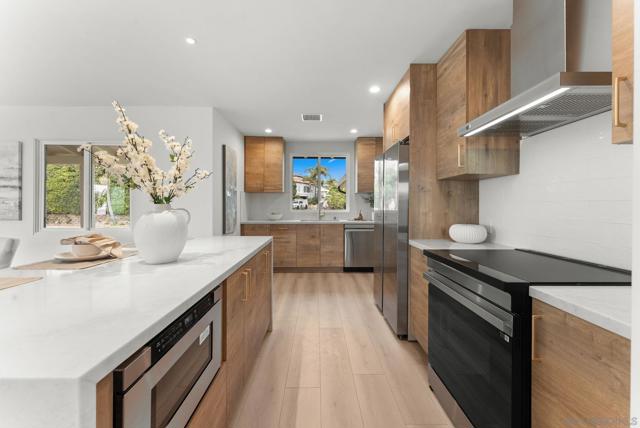 5576 Chelsea Ave, La Jolla CA: https://media.crmls.org/mediaz/e9956968-1e7f-407e-89af-346e6a828554.jpg