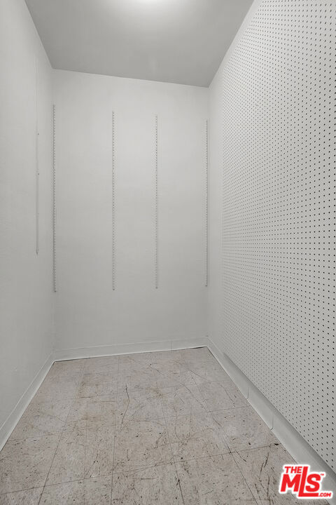 https://media.crmls.org/mediaz/e995b574-c6e7-4202-a6ee-e63d9d07c1a2.jpg?preset=X-Large