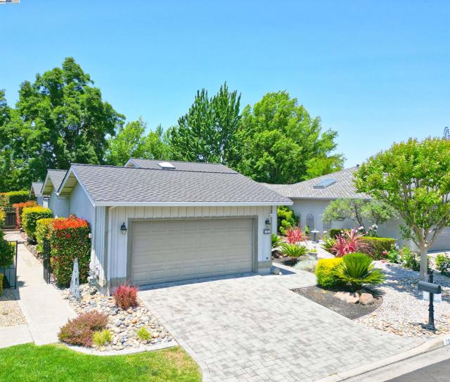 727 Paradise Valley Ct, Danville CA: https://media.crmls.org/mediaz/e995e7a1-3ece-4ffc-a1a0-f964a43a4973.jpg
