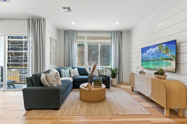 1937 Grand Street, Alameda CA: https://media.crmls.org/mediaz/e9965d57-7e13-4f01-8f97-a45ab09225d4.jpg