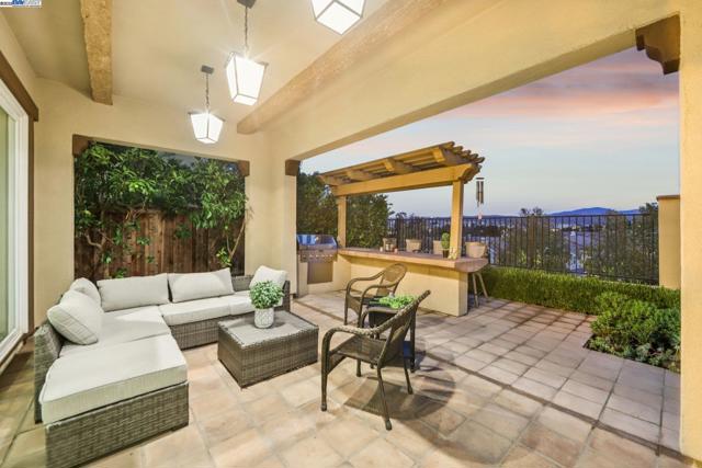 3885 Highpointe Ct, Dublin CA: https://media.crmls.org/mediaz/e9966543-4ebe-4715-8354-3377b2525de3.jpg