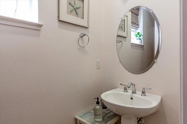 270 Robin Place, Gilroy CA: https://media.crmls.org/mediaz/e996f935-5dd7-4e41-b0e2-2d00bacfbe49.jpg