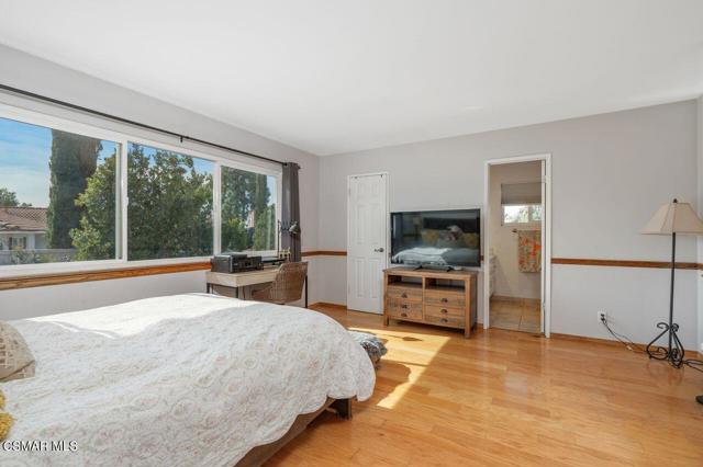 1076 Calle Contento, Thousand Oaks CA: https://media.crmls.org/mediaz/e99717dd-2e8a-4fdf-9f91-59ac684ef45c.jpg