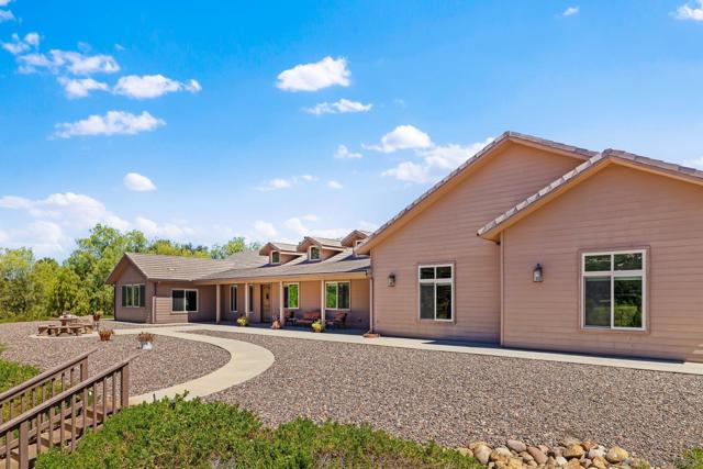 19553 Hidden Glen Road, Alpine CA: https://media.crmls.org/mediaz/e9971ab6-6bd7-4db7-96e3-6f2b91f64c60.jpg