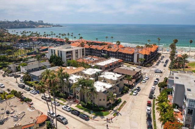 8132 Camino Del Sol, La Jolla CA: https://media.crmls.org/mediaz/e9977fde-d512-40db-817f-4fbf7a0b5332.jpg