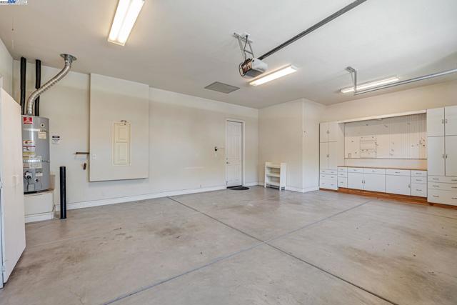 2453 Gardenstone Pl, Manteca CA: https://media.crmls.org/mediaz/e997d639-5083-48ea-b21f-54228a6ac7da.jpg