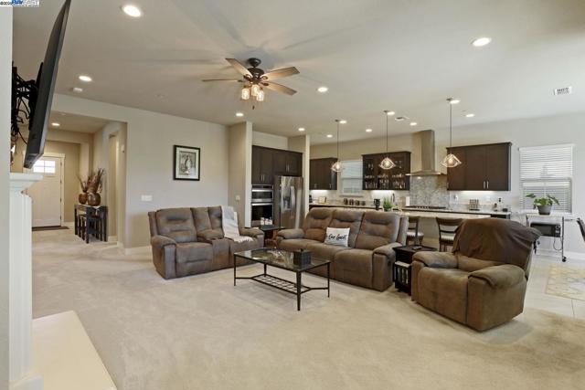 2595 Garden Farms Ave, Lathrop CA: https://media.crmls.org/mediaz/e9983de5-41cc-4e40-831c-faef21ede565.jpg