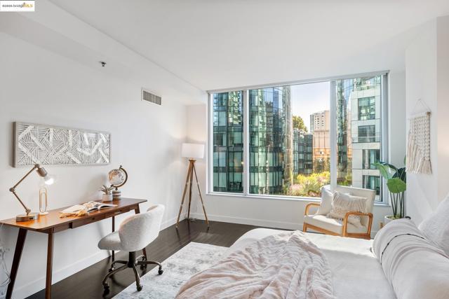 333 MAIN, San Francisco CA: https://media.crmls.org/mediaz/e9987df2-8c9c-4ac9-923c-64762c4786e0.jpg