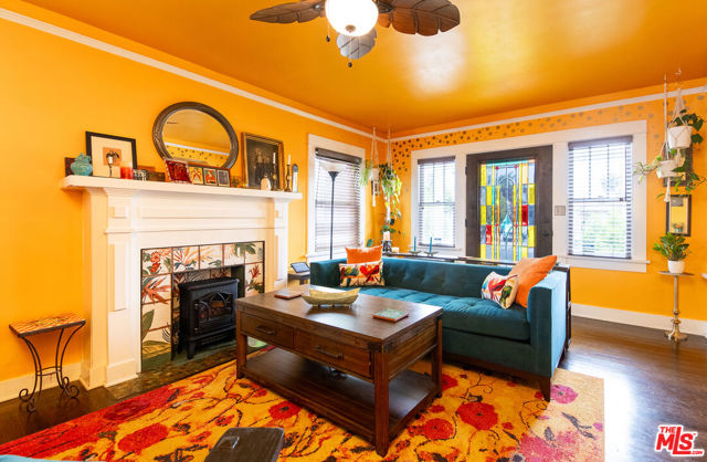 1872 W 38th Place, Los Angeles CA: https://media.crmls.org/mediaz/e99a16ae-27a4-43e0-8363-e5da501cac99.jpg