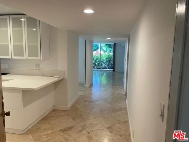 9297 Burton Way, Beverly Hills CA: https://media.crmls.org/mediaz/e99b260f-d9b5-402f-ba34-7c9b8e20e2a7.jpg