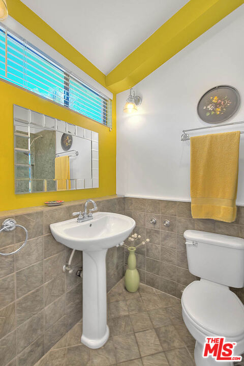 5920 Chula Vista Way, Los Angeles CA: https://media.crmls.org/mediaz/e99bbd58-61b1-4eaa-84c7-2d7c498cacf7.jpg