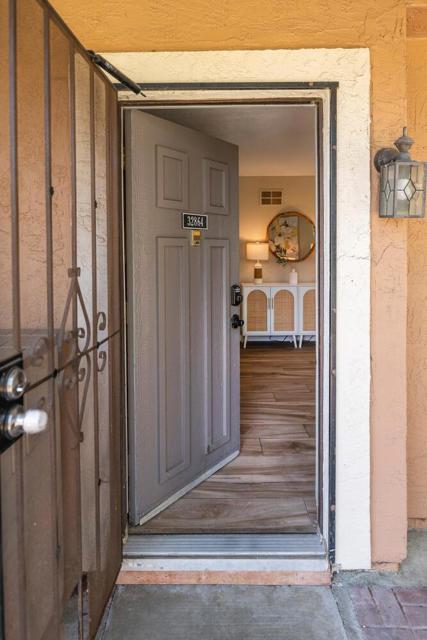 32864 Arbor Vine Drive, Union City CA: https://media.crmls.org/mediaz/e99c9a30-c09f-4835-91fe-342b4561f2cb.jpg