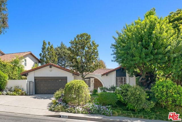 3018 Nicada Drive, Los Angeles CA: https://media.crmls.org/mediaz/e99d0b98-8d76-4b24-b37f-ee9748aa9e20.jpg
