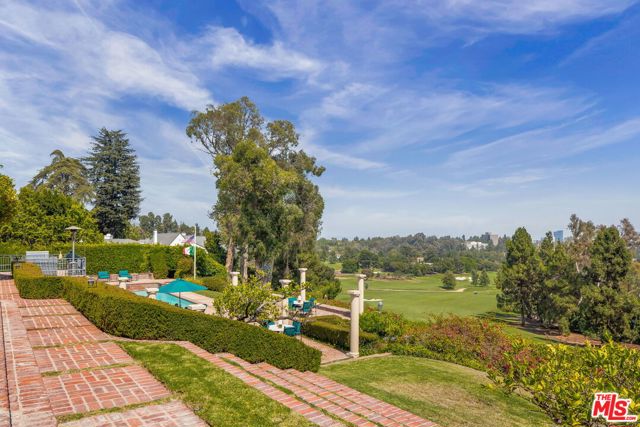 10820 Ambazac Way, Los Angeles CA: https://media.crmls.org/mediaz/e99d70b8-f7c3-40fa-89db-bbfc8ba78214.jpg