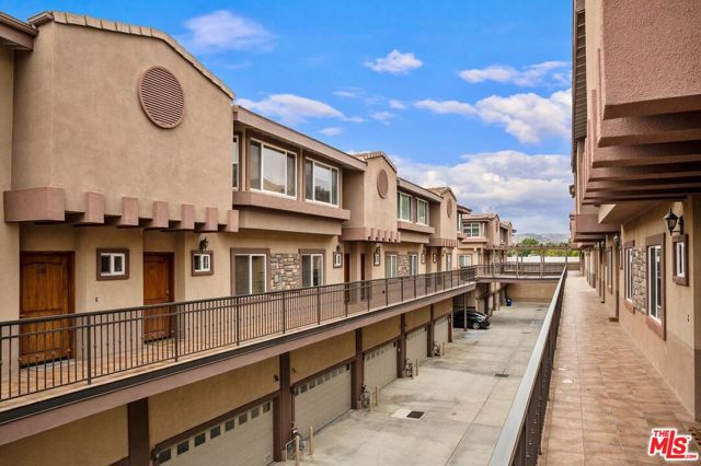 5241 Colodny Drive, Agoura Hills CA: https://media.crmls.org/mediaz/e99dfd65-46a9-4e30-80a0-bfd342cc2179.jpg
