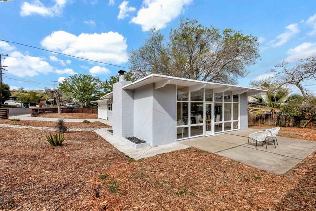 1167 Temple Dr, Pacheco CA: https://media.crmls.org/mediaz/e99e6057-a80d-47b4-8aa7-ce71fae25484.jpg
