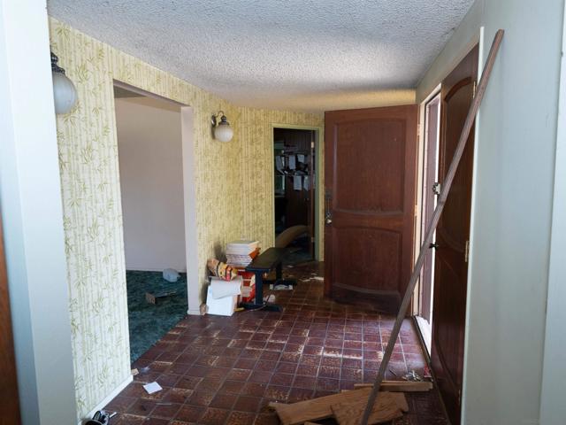 2117 E Cameron Ave, West Covina CA: https://media.crmls.org/mediaz/e99effe9-48ec-47af-89d4-13edf45b793a.jpg
