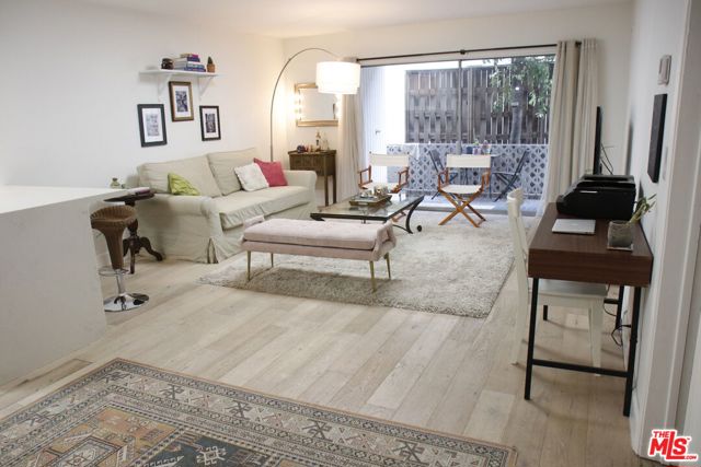 10240 Camarillo Street, Toluca Lake CA: https://media.crmls.org/mediaz/e99f1082-691e-4b8b-9dbd-6691efb4280f.jpg