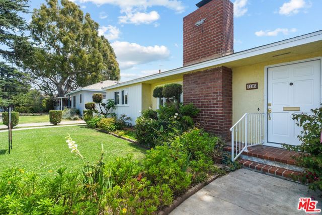 9620 Braddock Drive, Culver City CA: https://media.crmls.org/mediaz/e99f14c4-b269-4d12-b431-58cd4c775580.jpg