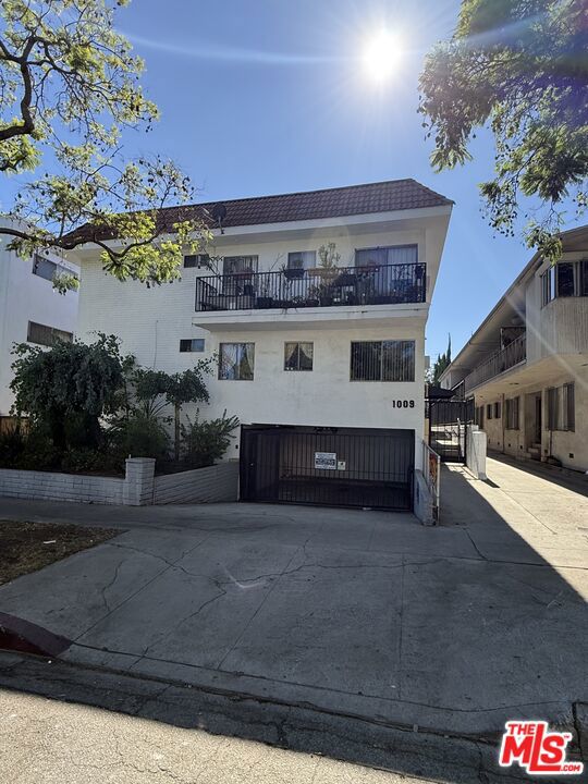 1009 N Edinburgh Avenue, West Hollywood CA: https://media.crmls.org/mediaz/e99f4f7c-b5c3-4c3b-a641-4c9da3751264.jpg