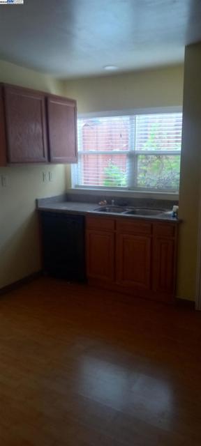 1059 Santa Clara Ave, Alameda CA: https://media.crmls.org/mediaz/e99fa5f1-f9a4-4bd6-8014-e4e3a9b81d66.jpg