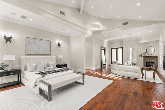 13845 Magnolia Boulevard, Sherman Oaks CA: https://media.crmls.org/mediaz/e99ffeb5-6443-4de9-8d00-251d92fdf0b3.jpg