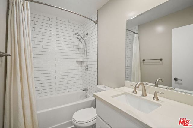 18103 Coastline Drive, Malibu CA: https://media.crmls.org/mediaz/e9a03f29-af17-40f5-953f-a28ae6e85090.jpg