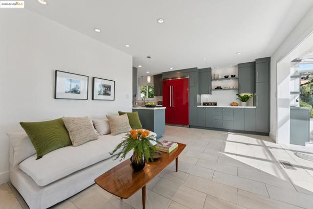 5958 Colton Blvd., Oakland CA: https://media.crmls.org/mediaz/e9a1c9ba-f2f3-4d7b-b4b6-08bc95f9c45c.jpg