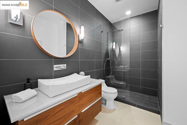678 Clipper St, San Francisco CA: https://media.crmls.org/mediaz/e9a26a3b-b1e2-44e1-b97f-0f2b8b6a58c7.jpg