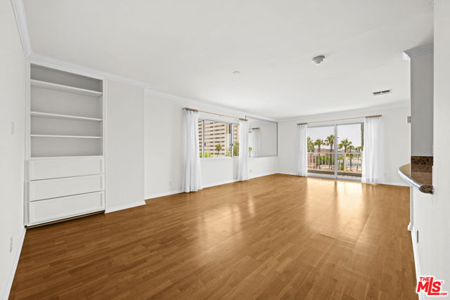 101 California Avenue, Santa Monica CA: https://media.crmls.org/mediaz/e9a294d8-e36d-4cfa-a42e-d6b0037e9a54.jpg