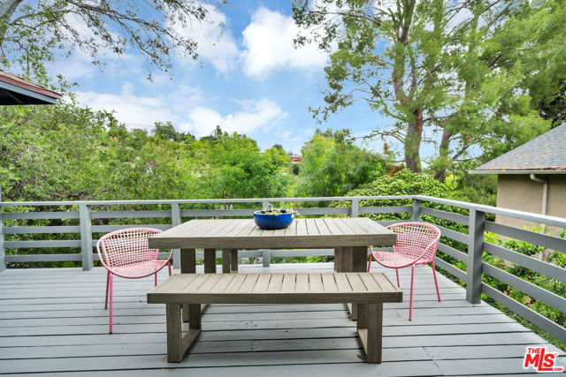 380 Tamarac Drive, Pasadena CA: https://media.crmls.org/mediaz/e9a4ec7e-5a39-4a66-82eb-b4c2361ed2cb.jpg
