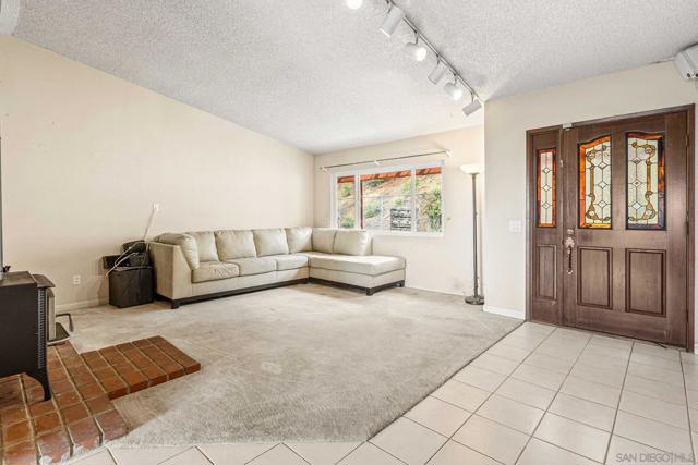 12313 Winter Gardens Dr, Lakeside CA: https://media.crmls.org/mediaz/e9a5e805-a2fa-475b-868d-ef24100faa63.jpg